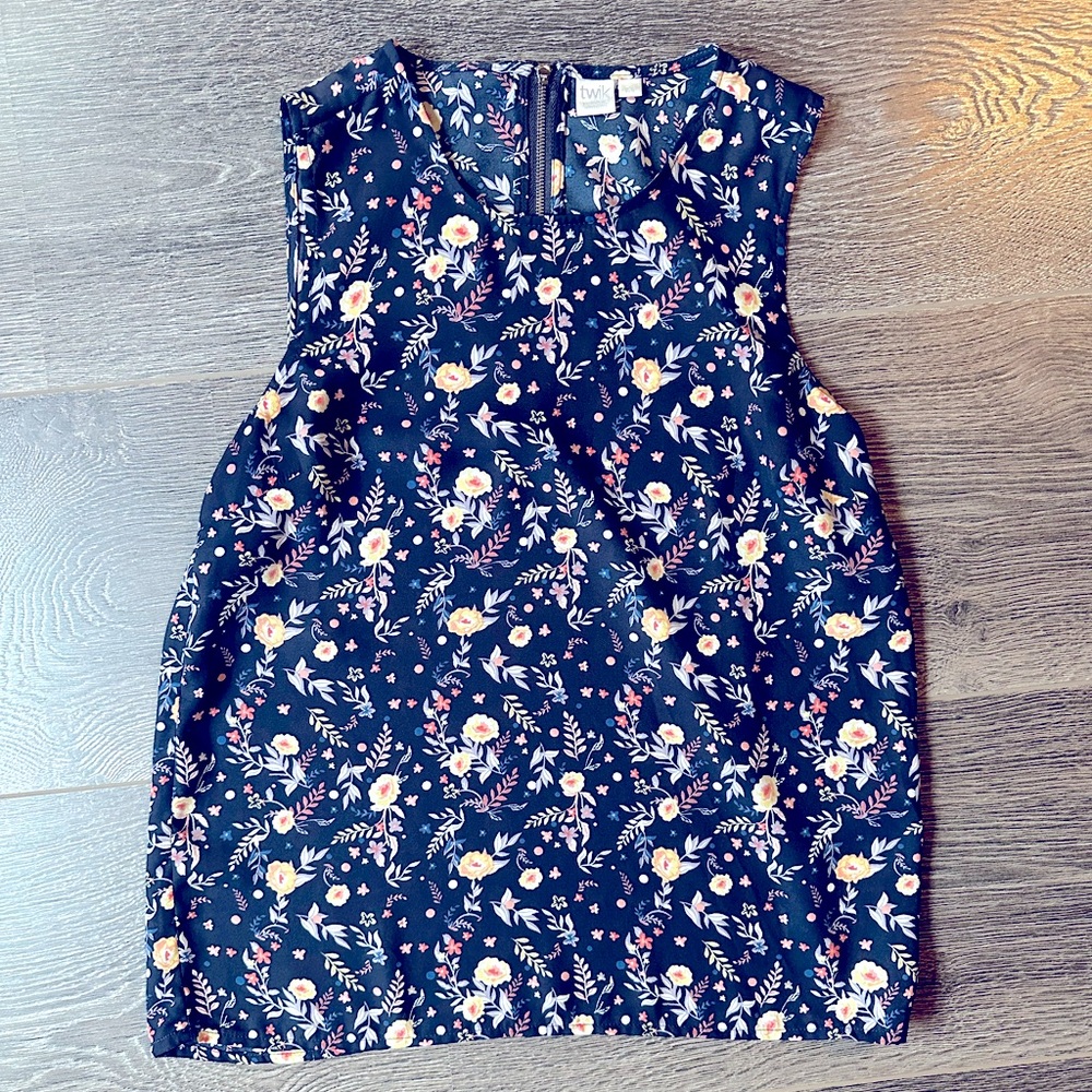 Twik sleeveless blouse with back zipper